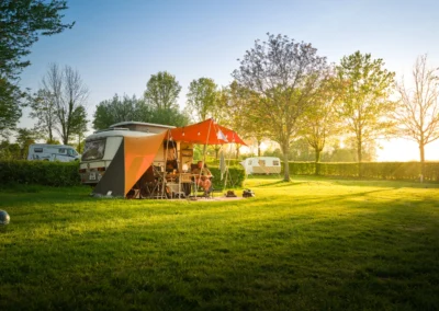 Camping Gastmolen Vaals Zuid Limburg - Eriba caravan met voortent bij zonsondergang, chillen relaxen in de avond