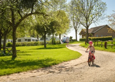 Camping Gastmolen Vaals Zuid Limburg - fietsend kind op pad