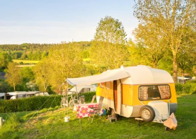 Camping Gastmolen Vaals Zuid Limburg - plaatsen vintage klassieke retro oldtimer caravan geel