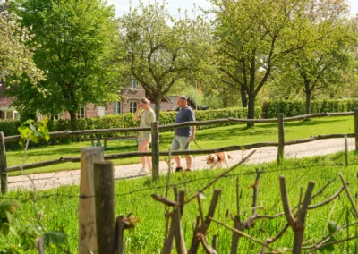Camping Gastmolen Vaals Zuid Limburg - wandelaars met hond op pad