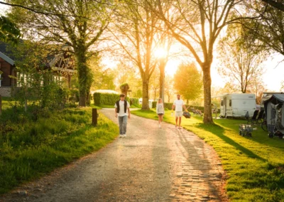 Camping Gastmolen Vaals Zuid Limburg - wandelaars op pad bij zonsondergang